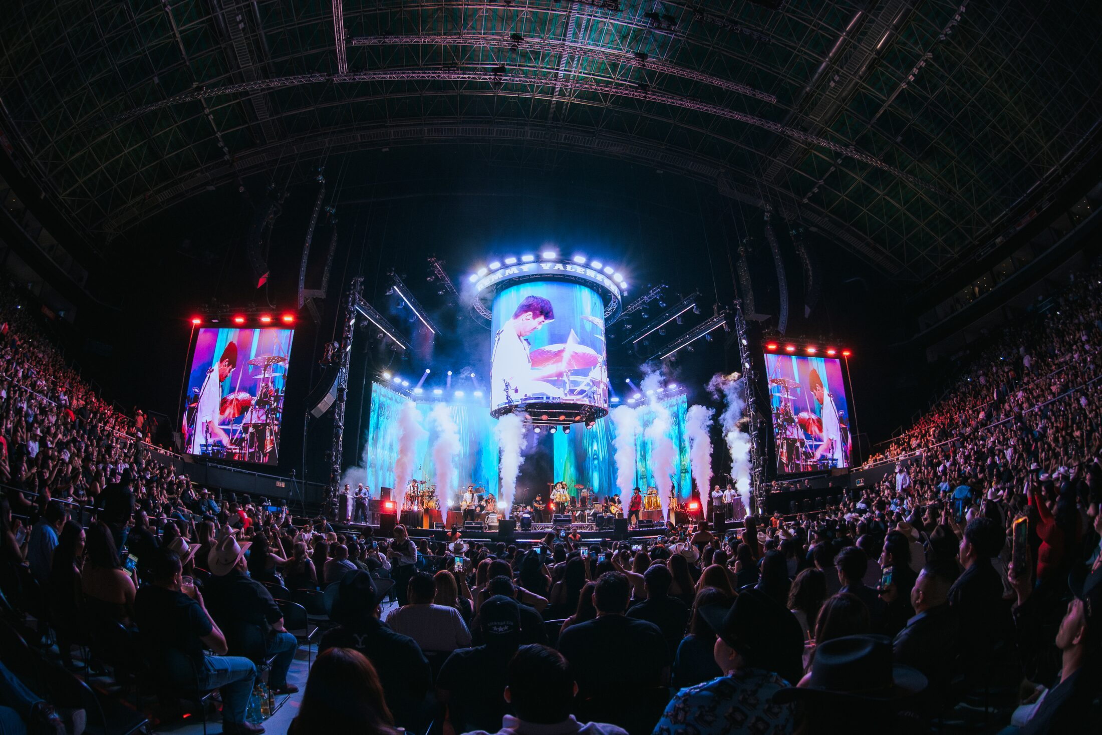 Vista completa del concierto de Remmy Valenzuela en Monterrey